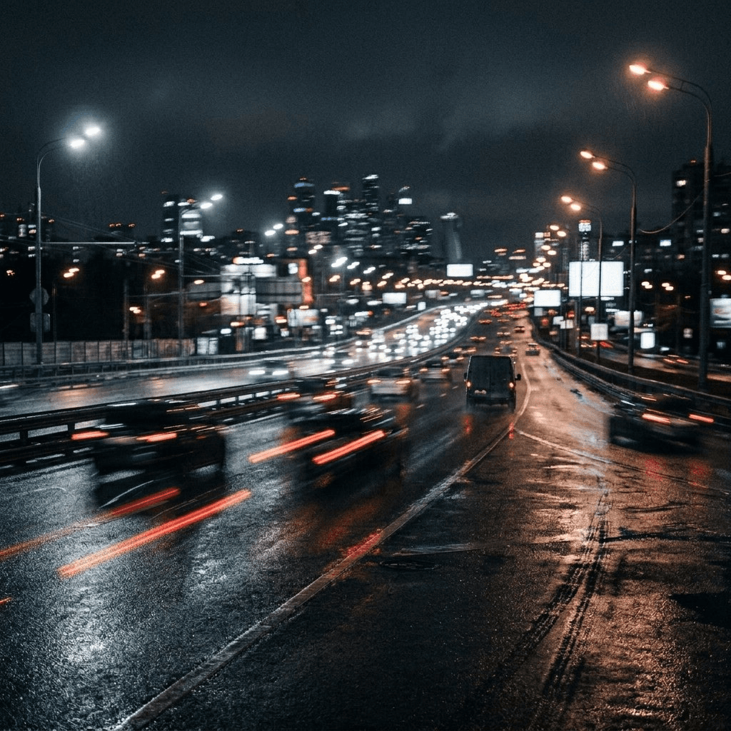 Ночная городская магистраль, размытые огни, атмосфера доставки